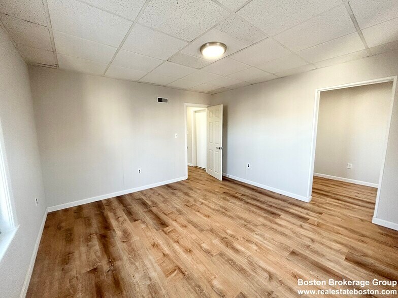 Building Photo - 105 Buttonwood St