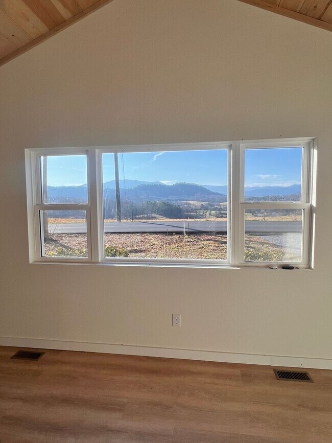 Building Photo - Newly Renovated Modern Cottage in Sevierville, TN — 2 Bed, 2 Bath, Open-Concept Living