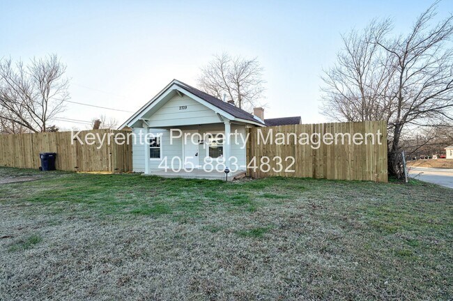 Building Photo - 2709 N Fonshill Ave
