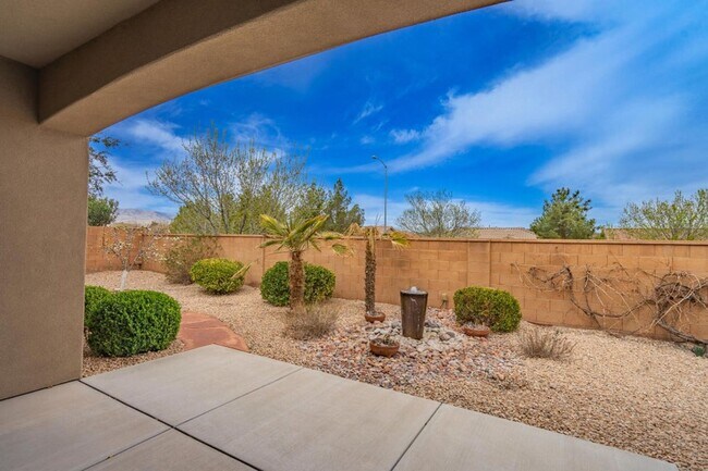 Building Photo - Bright & Beautiful 2 Bedroom Home in Sun R...