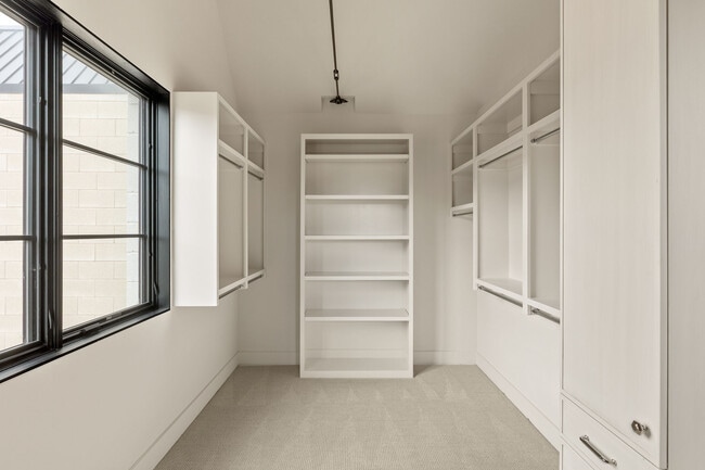 Building Photo - 1325 N Dewey Ave