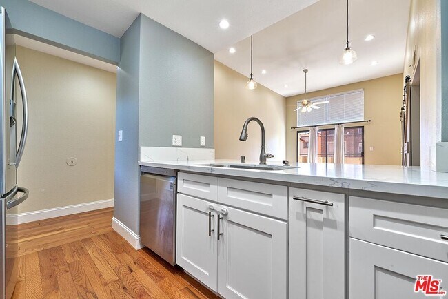 Building Photo - 326 S Manhattan Pl