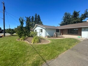 Building Photo - Spacious 3 bedroom, 2 bathroom with large ...