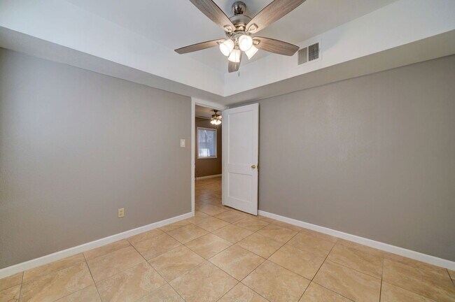 Building Photo - 9316 E Balsam Ave