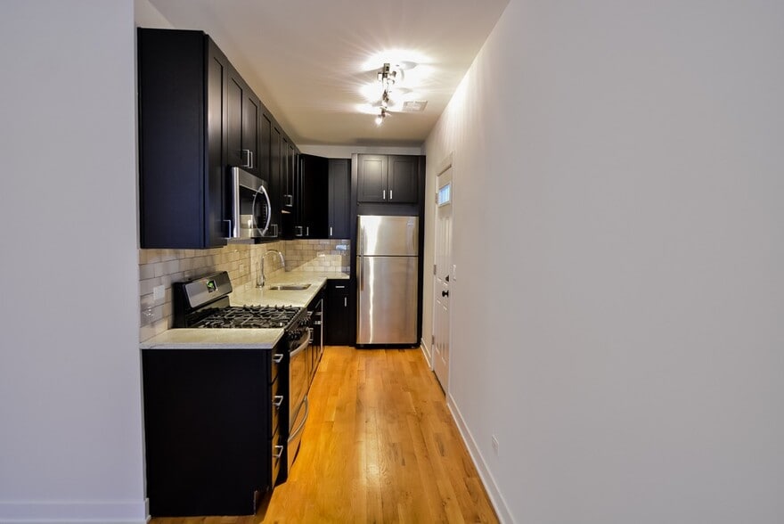 Building Photo - 2211 W Eastwood Ave