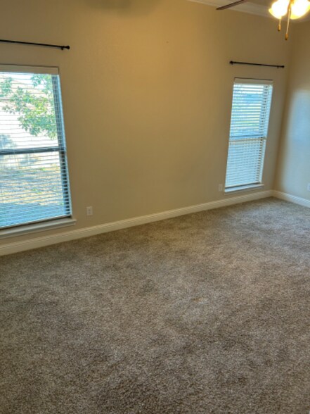 Building Photo - 800 E 92nd St