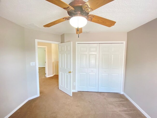 Building Photo - Spacious 4/3 Single Family Home!!