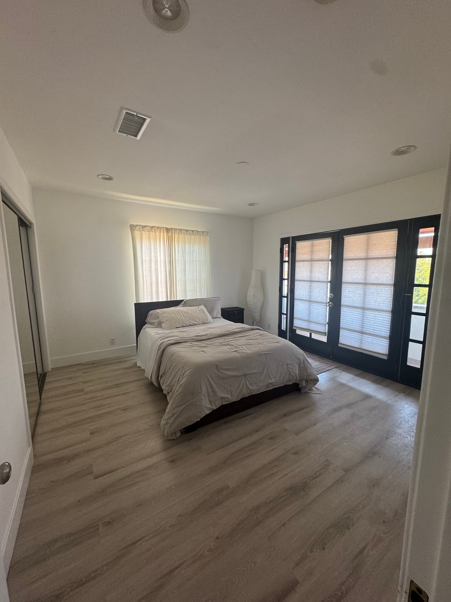 top unit front room with balcony - 1339 S Mansfield Ave