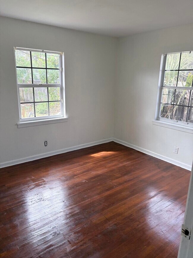 Building Photo - 213 SE 9th St