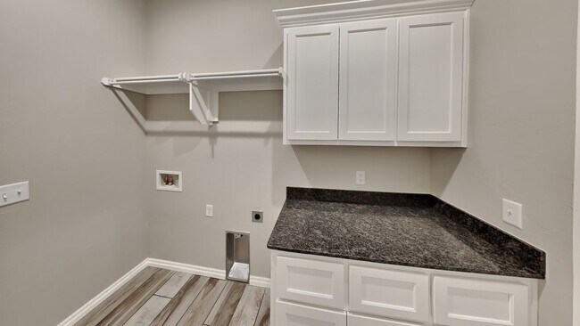 Building Photo - Luxury 5 Bedroom, 3 Bathroom, 3 Car Garage...