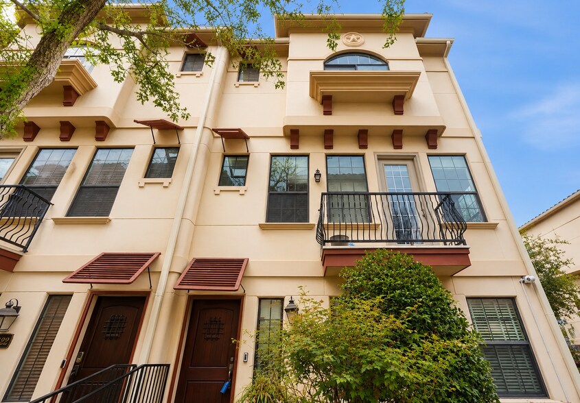 Building Photo - 1020 Pavillion St