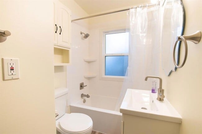 Building Photo - 4933 Woodland Ave