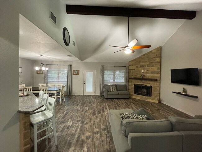Building Photo - Gorgeous 3 BD/2 BA Home on 2 ACRES in La V...