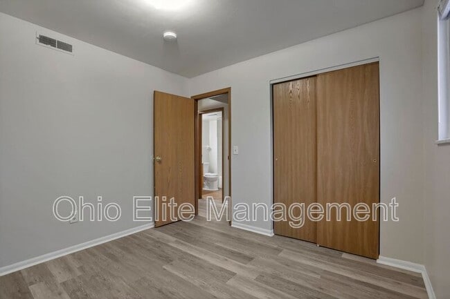 Building Photo - 2460 Hiawatha St