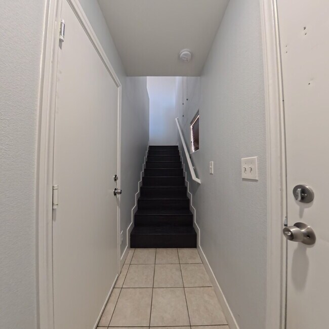 Building Photo - Spacious 2-bed 2-bath with Attached Car Garage at Tripoly!
