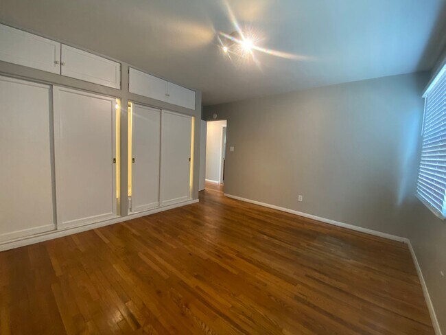 Building Photo - m529 - Mann