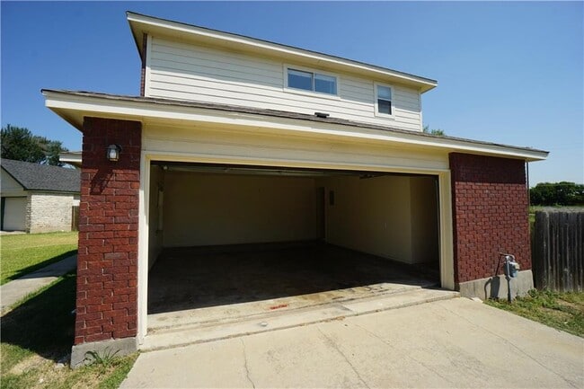 Building Photo - 112 Creekside Dr