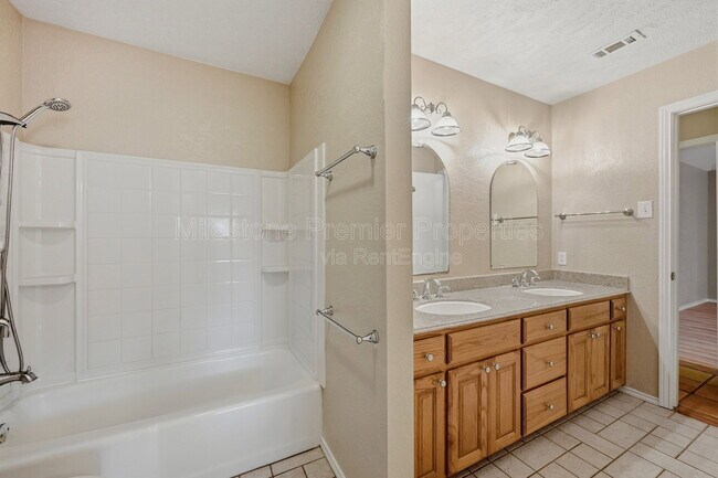 Building Photo - 2502 Turtle Creek Dr