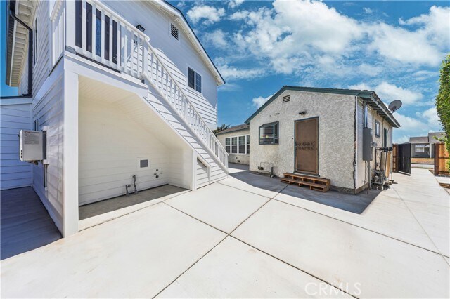 Building Photo - 5833 Glady St