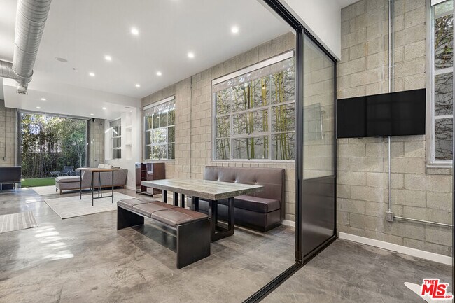 Building Photo - 710 Orlando Ave