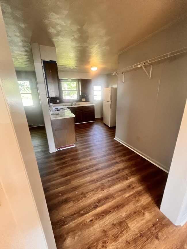 Building Photo - 2 Bedroom Townhouse Available!!