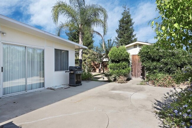 Building Photo - Beautiful home in a charming  neighborhood!!! Easy access to shopping and highways!!