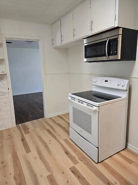 Building Photo - 811 E Navarro St