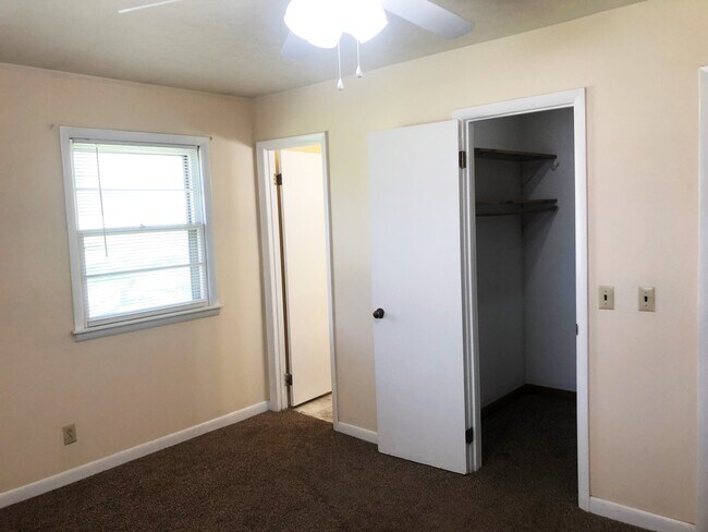 Building Photo - 1555 Flintwood Ave