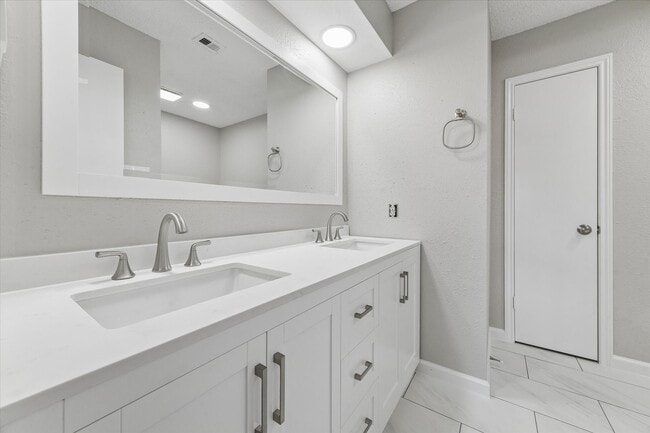 Building Photo - 995 Memorial Village Dr
