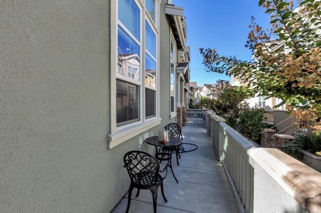 Building Photo - Exceptional 3 Bed 2.5 Bath Townhome in Mor...