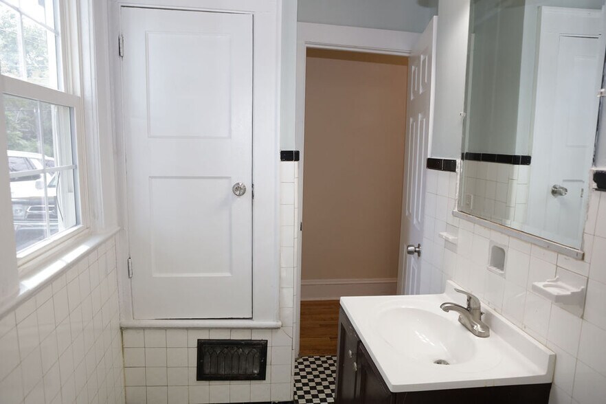 Building Photo - 603 Mayflower Dr