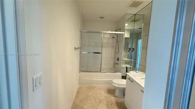 Building Photo - 950 Brickell Bay Dr