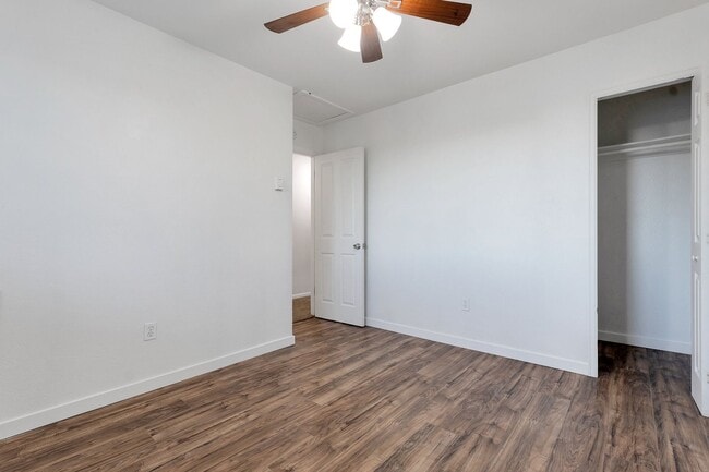 Building Photo - 2 Bedroom Duplex with Updates, Large Fence...