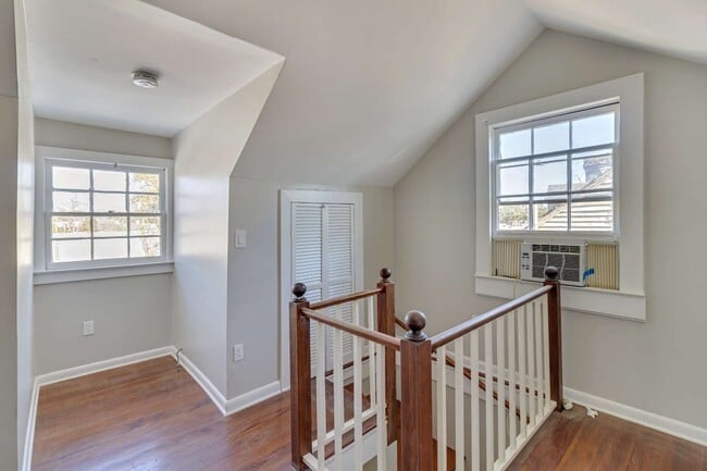 Building Photo - 516 E Jones St