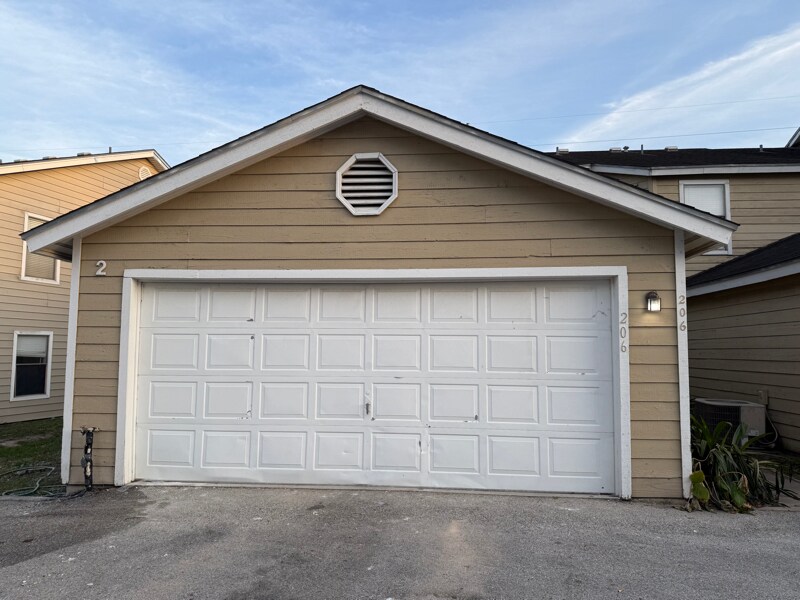 Building Photo - 4401 River Valley Dr