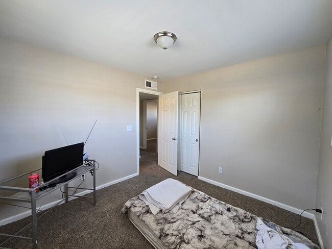 Building Photo - Single story 3 Bedroom house ready for mov...