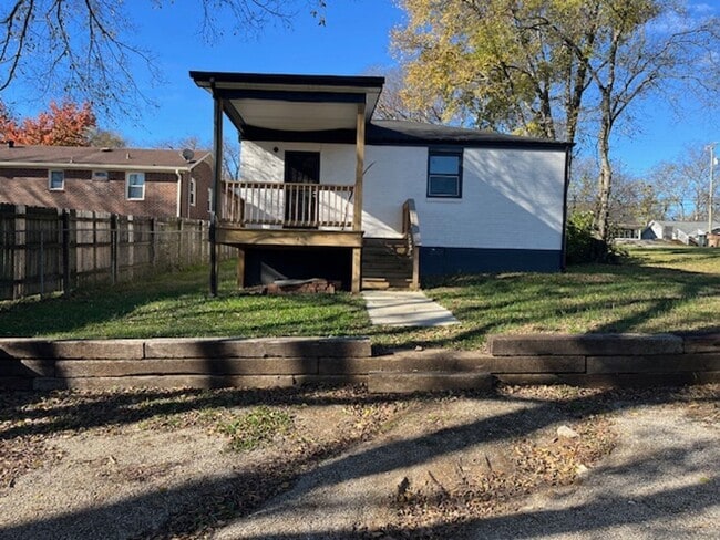 Building Photo - 2BR/1BA Renovated Triplex Unit – Prime Location Near Meharry, TSU, and Vandy!