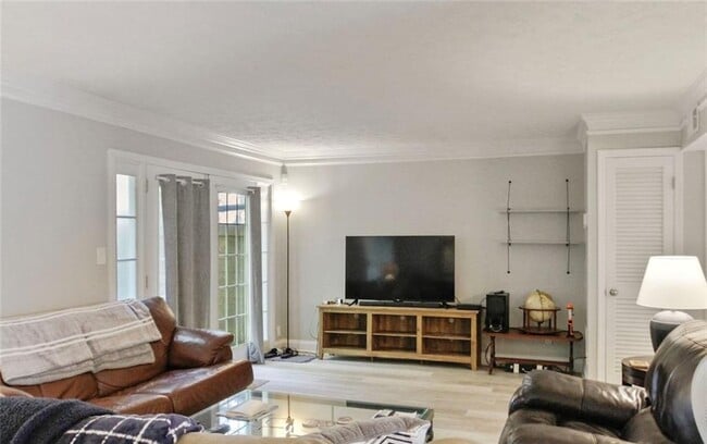 Building Photo - 6980 Roswell Rd