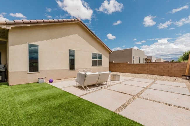 Building Photo - Modern 5 Bedroom Home with Solar Panels - MOVE IN SPECIAL: FIRST MONTH FREE!