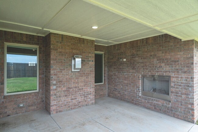 Building Photo - 1021 NE 34th Terr