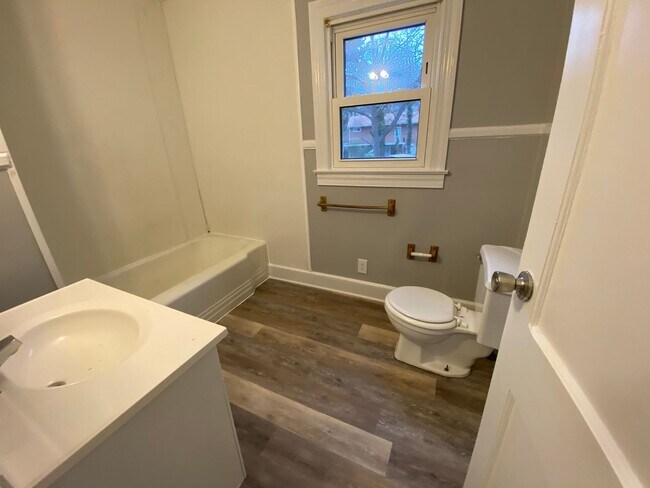 Building Photo - 3 Bedroom 1 bath in Burlington, COMING SOON!