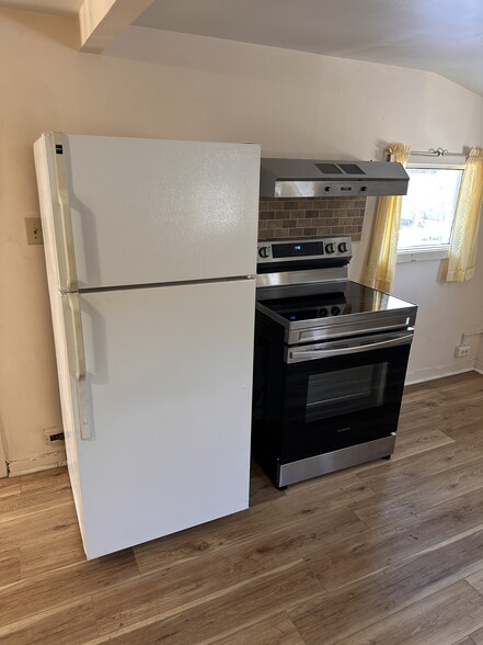 Kitchen - Fridge & Range - 156 Plattsburg Ave