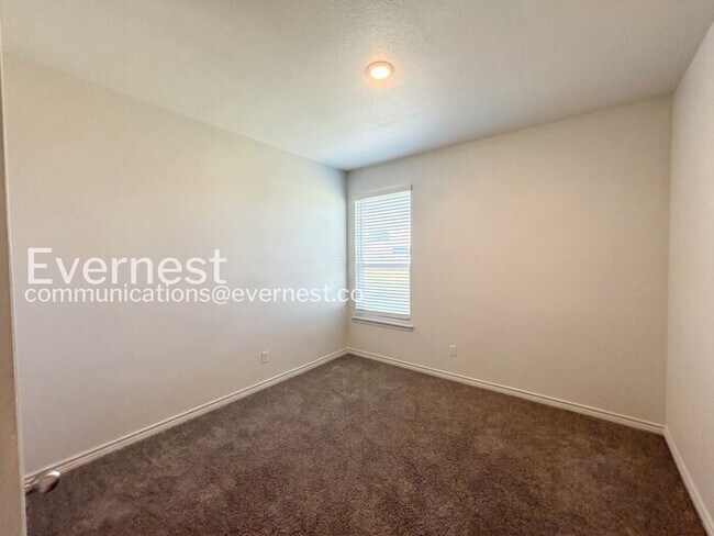 Building Photo - 842 Freedom Cir