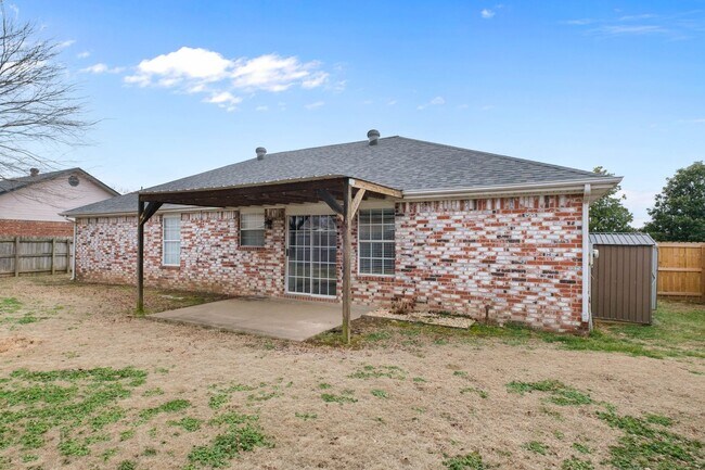 Building Photo - Modern 3-Bedroom Home with Open Kitchen & Fenced Yard