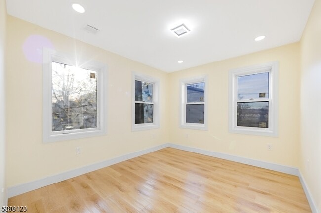 Building Photo - 169 New St