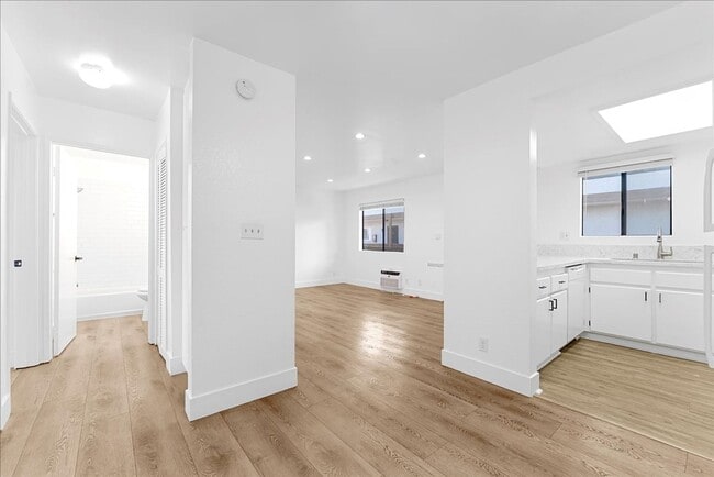 Building Photo - 631 E Elk Ave