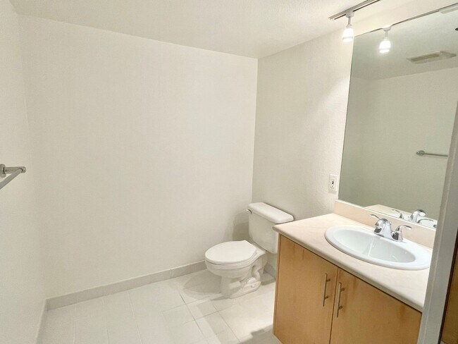 Building Photo - HUGE 2 Level 2br/1.5Ba Loft, High Ceilings...