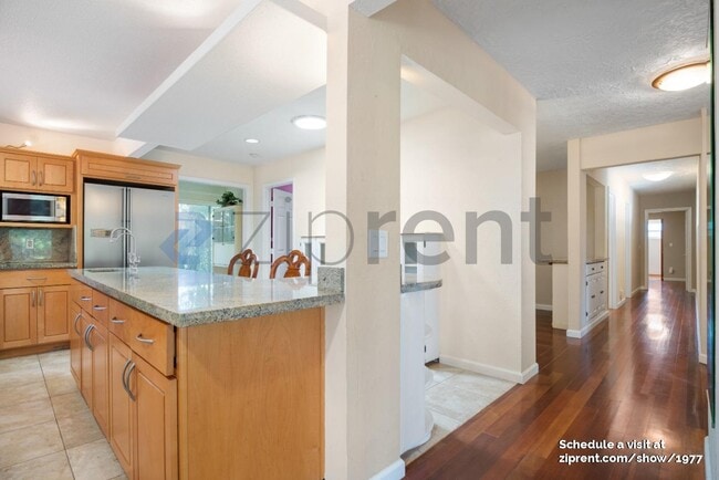 Building Photo - 10609 Creston Dr