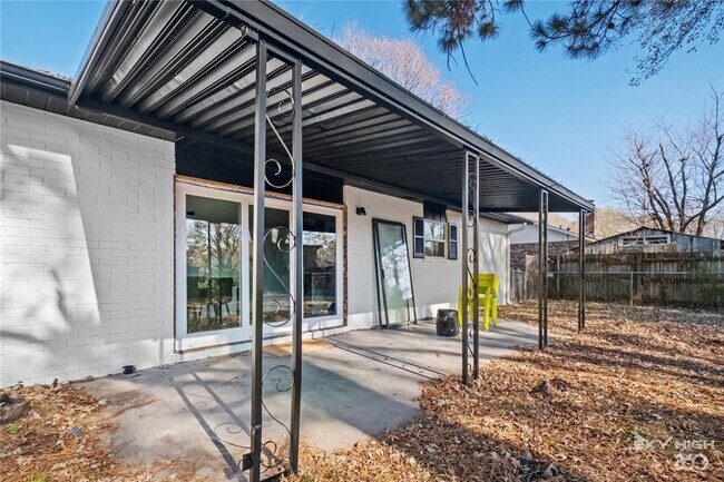 Building Photo - 2806 W Highland Dr