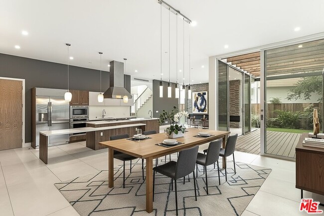 Building Photo - 16540 Moorpark St